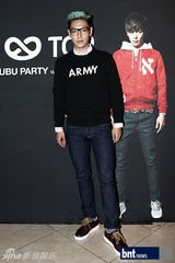 组图：BigbangTOP出席某服饰品牌20周年庆祝晚会