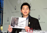 组图：韩演员宋仲基签名会帅气迷人 吸引大批粉丝