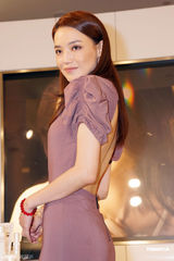 组图：舒淇优雅长裙性感代言 低胸美背十足抢镜