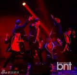 组图：TEENTOP粉丝见面会 卖萌扮女装引爆笑