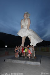 组图：梦露捂裙雕塑遭迁移 市民裙下窥秘女神
