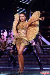 组图：吉克隽逸金色天使造型 登北京春晚　