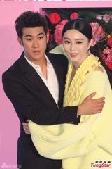 组图：范冰冰上海宣传穿“棉袄” 不做快男评委