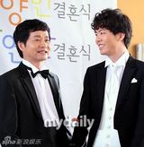 组图：韩名导宣布与同性恋人举行婚礼现场热吻