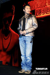 高清图：谢霆锋代言帅气十足 与女模特合影略尴尬 