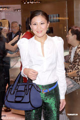 周慧敏自言有不少同志朋友 赌王四太送何超盈首饰