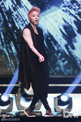 组图：EXO办回归秀咆哮掀高潮 女歌迷激动晕倒