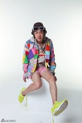 组图：包贝尔携犬卖萌 呼吁收养代替购买