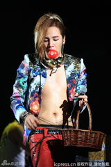 组图：张根硕开唱半裸露点 粉丝着比基尼狂欢