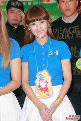 组图：Crayon Pop戴头盔现身握手会 大跳热舞