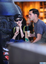 组图：景甜潮装现身机场 获外籍男护送展笑颜