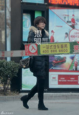 组图：谢楠独自回京吴京司机接送