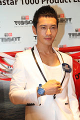 组图：黄晓明出席代言活动 周韦彤等模特相伴