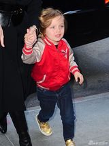 组图：朱莉带孩子们买玩具 龙凤胎儿子金发大眼