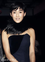 组图：陈燃变身时尚小魔女 清爽短发灵气逼人