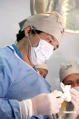 高清组图：成龙担任医生助理 怀抱婴儿温馨感人