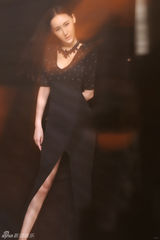 组图：杜十五新曝个性写真 深V露背冷艳张扬