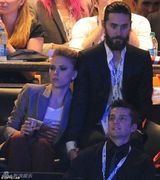 组图：性感女星斯嘉丽与前男友牵手热聊疑旧情复萌