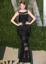高清组图：艾玛-斯通黑色礼服亮相奥斯卡派对