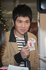 组图：林嘉欣阔身衫孕味浓 曹格恨收女儿亲织衣衫