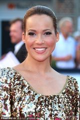 组图：盖尔红裙撑《一线牵》甜蜜笑容走红毯