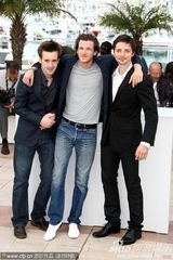 幻灯：《蒙彼利埃公主》记者会 导演轻吻女主演香肩