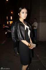 组图：杨幂现身秀场 贵气套裙装扮变优雅小女人