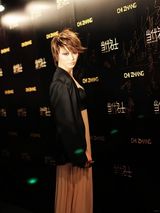 组图：尚雯婕携果味VC看秀 手绘隐形上衣获赞