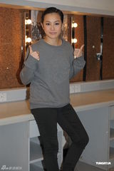 组图：《贾宝玉》首轮结束 何韵诗谢幕亲吻女演员