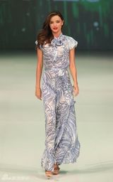 组图：奥兰多娇妻米兰达-可儿性感走秀妩媚多姿