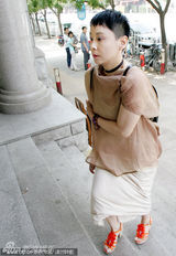 组图：苏越诈骗案重审面色愧疚 安雯旁听神情焦急