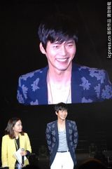 高清组图：玄彬上海开唱 与粉丝合影自拍乐陶陶