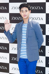 独家：金秀贤亮相签名会 立领西装清爽有范儿