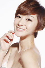 组图：方龄美妆大片曝光 笑容甜美姿态妖娆