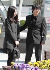 组图：韩寒携太太出席新概念作文创始人追悼会