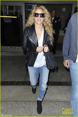 组图：夏奇拉休闲装随性街拍 笑容显亲和