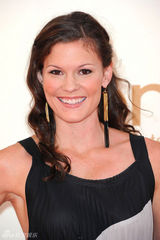 组图：63届艾美奖红毯 邦妮-本特利彩色长裙出挑