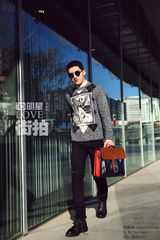 明星爱街拍：井柏然扮酷耍帅 冬日阳光下如少年