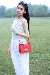 组图：马恺曼街拍LOOK百褶长裙复古