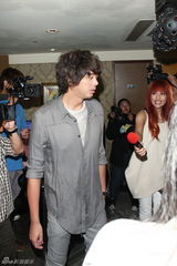 组图：信A-lin七夕突袭KTV包厢送惊喜