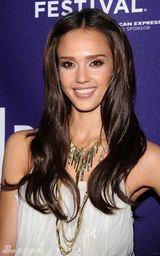 高清组图：杰西卡白裙飘逸 哈德森捂裙严防走光