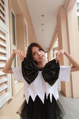 组图：叶熙祺搞怪黑白造型曝光 手拿气球扮俏皮