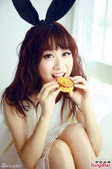 组图：吴丹妮创作曲获肯定 中秋扮玉兔甜美