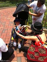 组图：Lucas8月2日5周岁 张柏芝携二子游乐场庆生