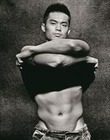 组图：林丹时尚写真秀壮硕肌肉霸气外露