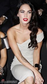 高清组图：梅根-福克斯现身巴黎 看时装秀烈焰红唇