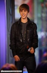 组图：贾斯汀-比伯亮相音乐节目 小正太玩架子鼓