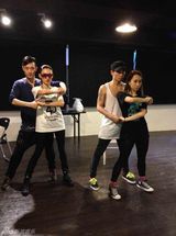 组图：张柏芝戴墨镜练舞遭曝光 舞风刚劲帅气