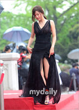 组图：百想红毯朴有天帅气 女星主打黑裙秀性感