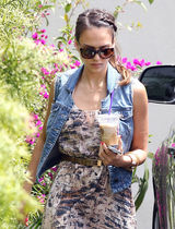 组图：杰西卡-阿尔芭长裙搭牛仔背心